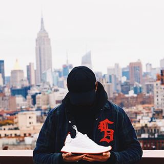 New Boost, who dis? • Did you cop any of the new adidas Boost drops/restock today? 40 Different pairs hit including this new adidas NMD R2
#NiceKicks 📸@DigitalEmissions