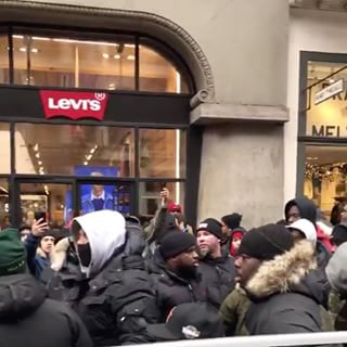 NYPD shuts down LEVI’S Air Jordan 4 line in SoHo 🤦‍♂️
#NiceKicks #AirJordan